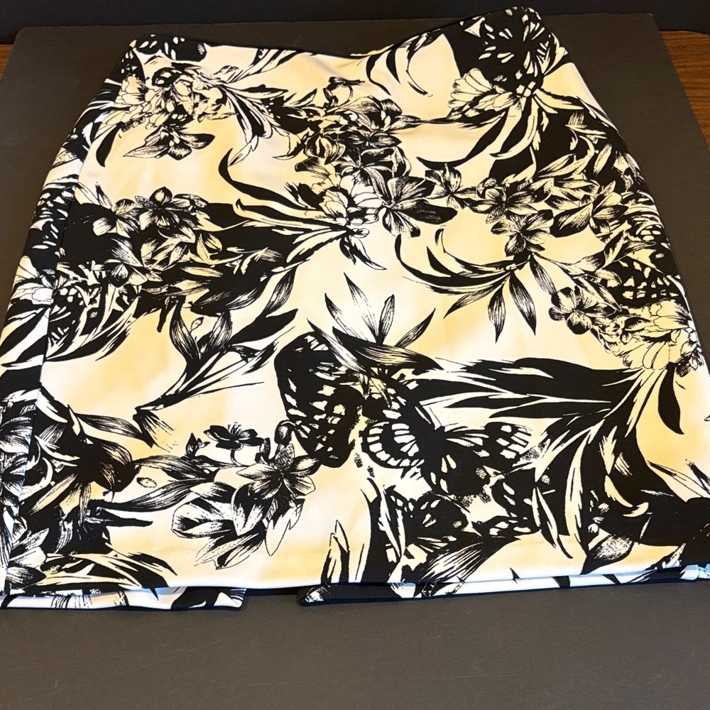 White House Black Market Black and Cream Floral Pencil Skirt